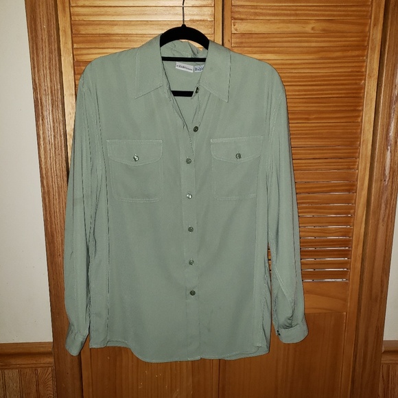 Wrinkle Free Button-down Tab Sleeved Large Top - Picture 3 of 6